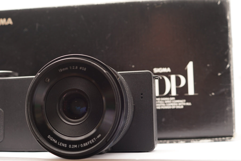 Sigma dp1 Quattro Digital Camera with 19mm f/2.8 Lens