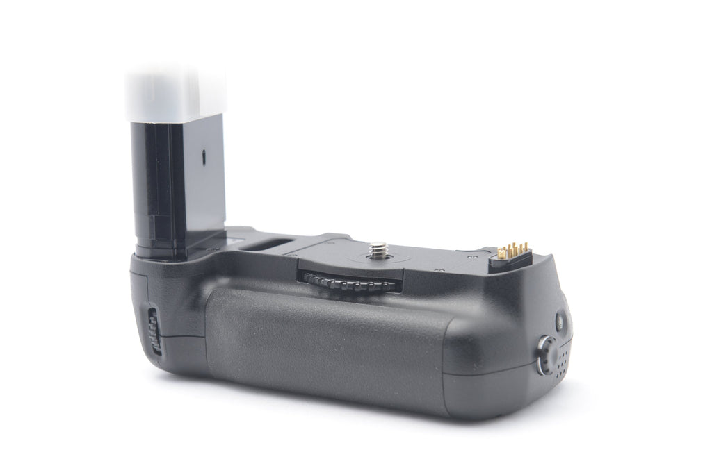 NC-0603 — Nikon MB-D100 Battery Pack (For Nikon D100) — detail photograph 2