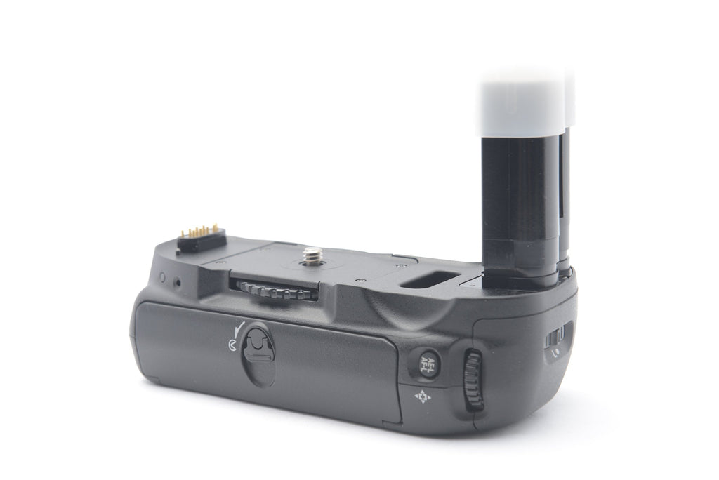 NC-0603 — Nikon MB-D100 Battery Pack (For Nikon D100) — detail photograph 3